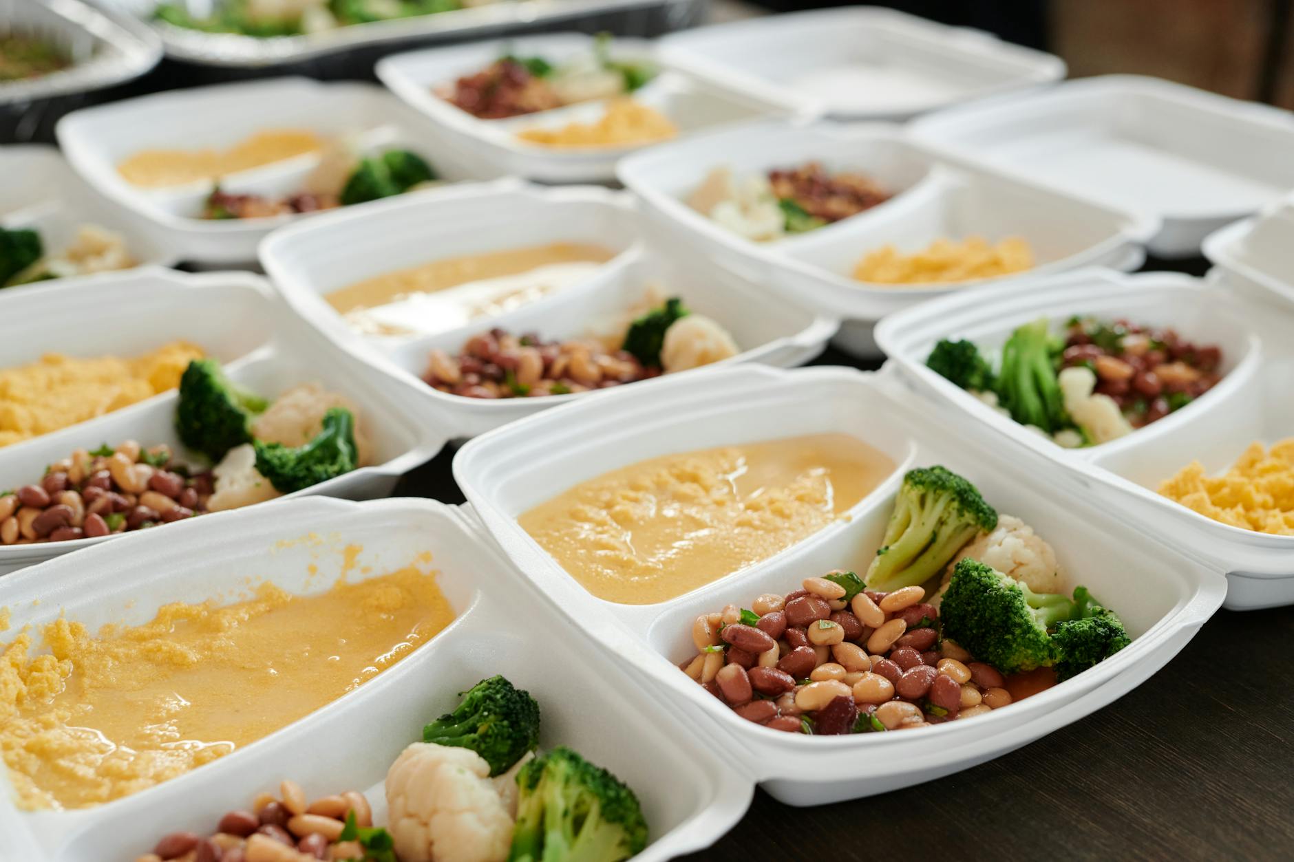 Pojemniki z brokułem, fasolą i jajkami jako zdrowy meal prep