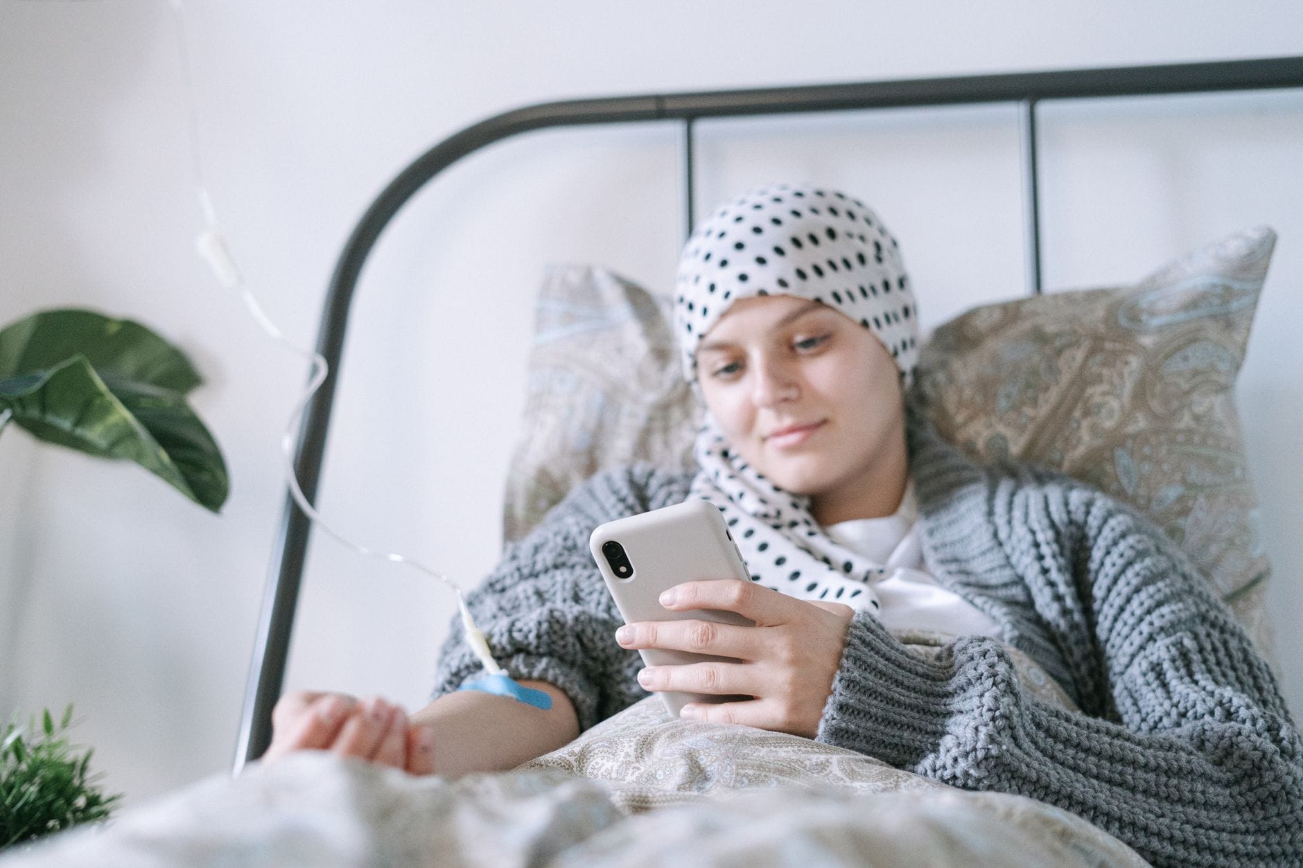 Kobieta w trakcie leczenia onkologicznego odpoczywa w łóżku