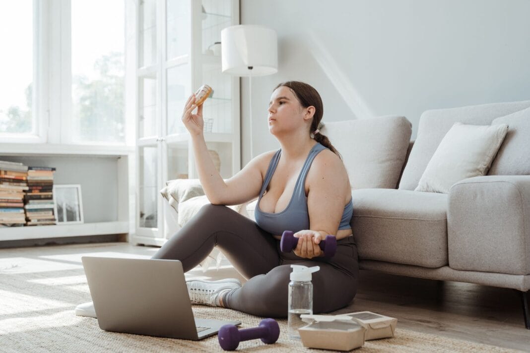 Kobieta plus size ćwicząca w salonie podczas redukcji masy ciała