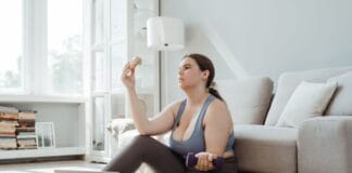 L-karnityna czy termogenik: czym różnią się te suplementy na redukcję Kobieta plus size ćwicząca w salonie podczas redukcji masy ciała