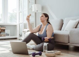 L-karnityna czy termogenik: czym różnią się te suplementy na redukcję Kobieta plus size ćwicząca w salonie podczas redukcji masy ciała